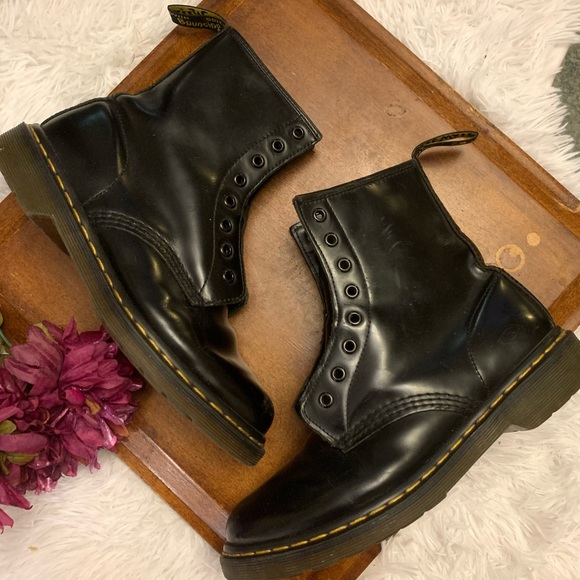 Dr. Martens Shoes - Dr. martens black lace up airway boots size 8